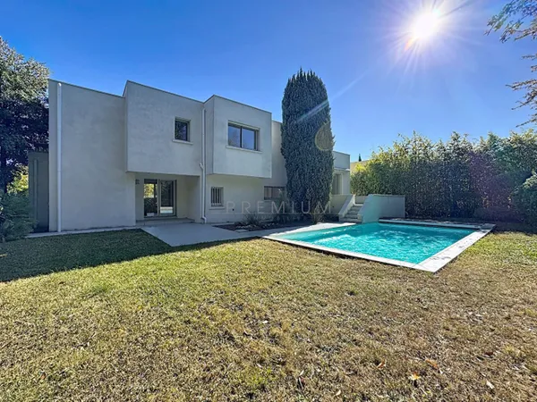Élégante villa d'architecte aux volumes contemporains et jardin 