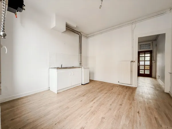NESLE - MAISON SEMI-MITOYENNE - 1 CHAMBRE - 1 BUREAU - COUR 