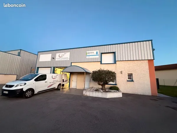 Local d'activité 317 m² 