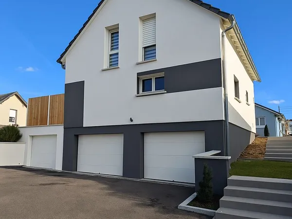 Maison moderne avec sous-sol XXL, 3 garages et grande terrasse - Staffelfelden 