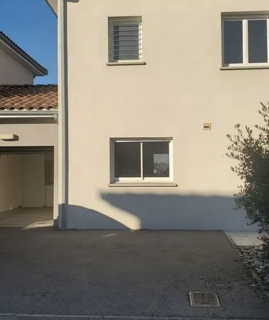 Maison à louer à La Tour-Du-Crieu 