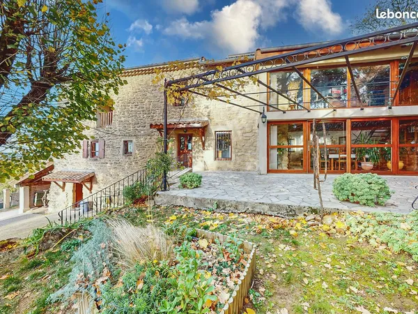 Jolie maison en pierre dans quartier calme 