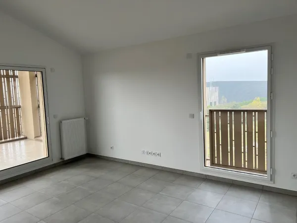 T2 RUE MICHEL BONNEFOIS 69740 GENAS 