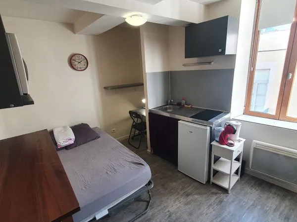 Studette meublée 12 m² - Nîmes centre - Eau + EDF inclus 