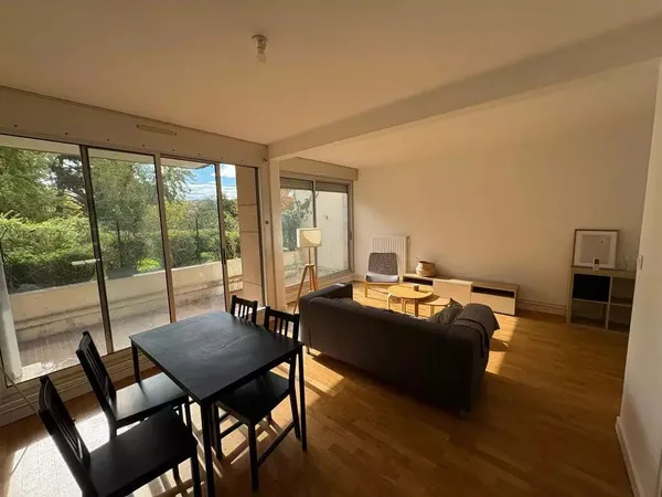 Lyon 1 - Luminosité et confort pour ce T3 traversant avec terrasse 