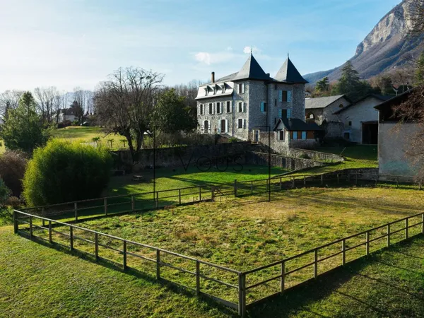 Château du Bontoux Maison de maître 540 M 2 4 hectares 11 chambres Dépendances - Proche de 