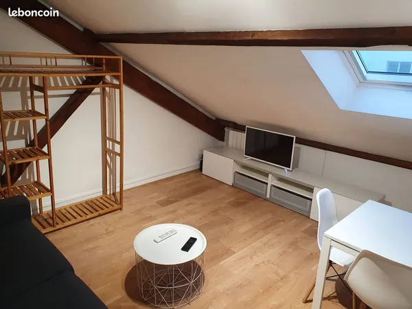 Studio meublé Rond Point de Paris (charges comprises) 
