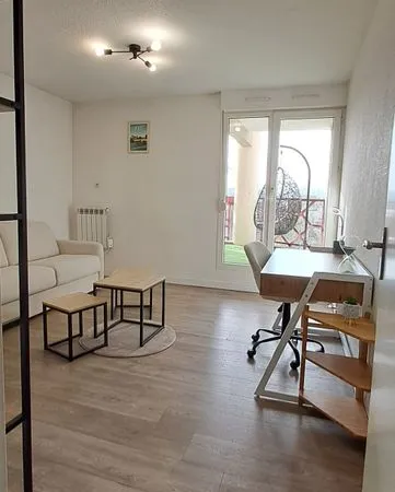 Studio meublé de 22m² avec terrasse, vue Pyrénées, piscine, cave et parking 
