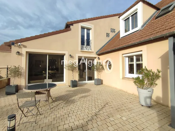 Maison 203 m², 10 pièces, Terrain 960 m². 