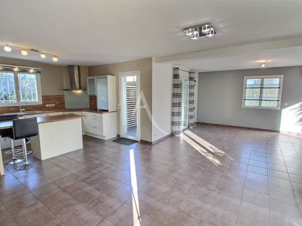 À VENDRE VILLA DE TYPE F5 D'ÉVELOPANT 120 M² HABITABLE AVEC PISCINE SUR TERRAIN 3 FACES 
