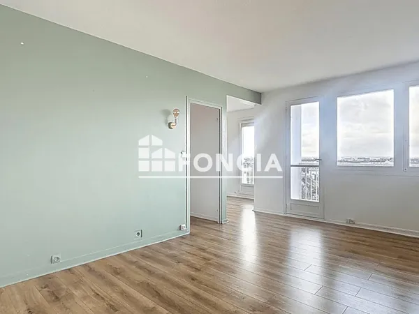 Résidence avec gardien, beau T4 avec balcon Ouest, vue dégagée, parking privatif en sous-sol 