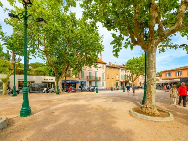 SAINT-TROPEZ - PROCHE PLACES DES LICES-APPARTEMENT AVEC TERRASSE 