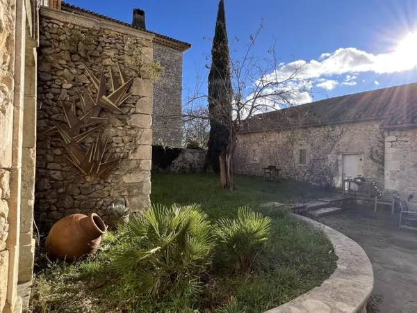 Village proche Uzes, ancienne magnanerie rénovée avec goût. 
