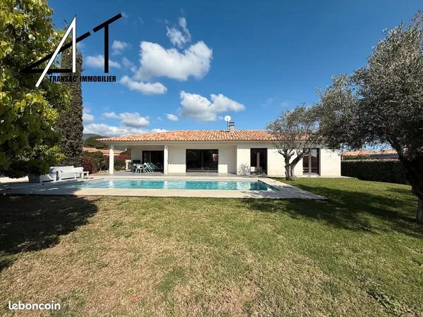 Très belle villa avec piscine chauffée sur 1200 m2 de terrain 