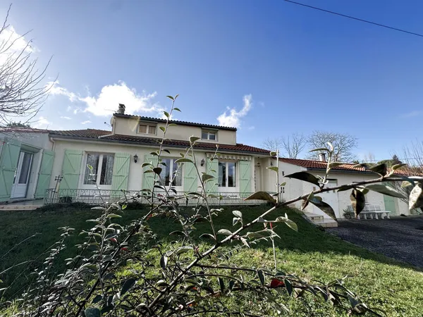 MAISON DE CHARME AU COEUR D'UN ÉCRIN DE VERDURE 