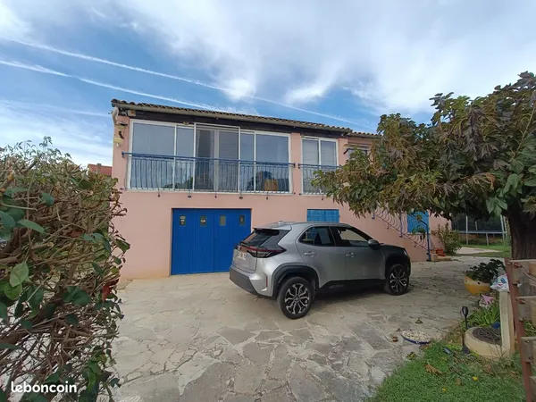 Maison sur beau terrain piscine et garage 