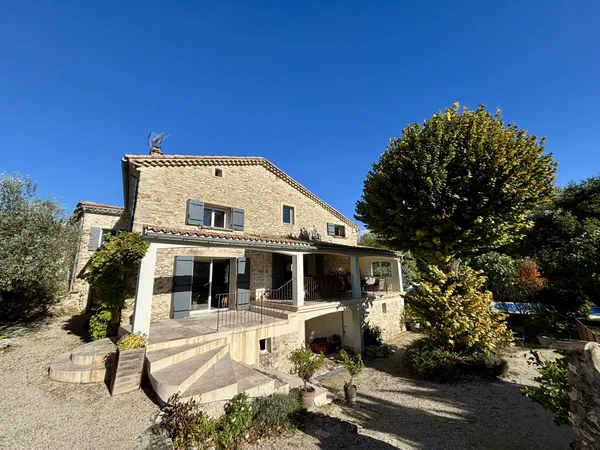 Proche Grignan Mas en pierre restauré avec piscine et dépe 