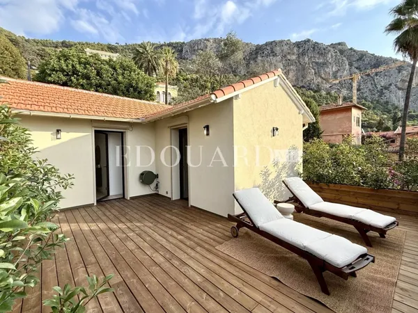 Dans le quartier le plus prestigieux de Menton, à vendre charmante villa entièrement rénovée 