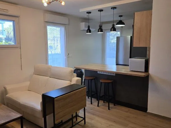 À louer - Studio 32 m² avec grand balcon, piscine et parking 