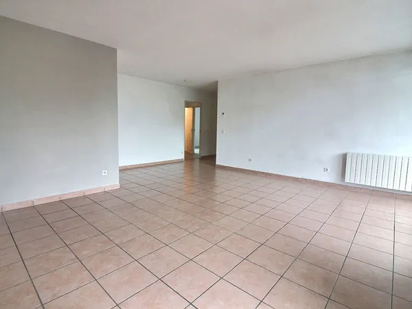 Appartement 3 pièces lumineux et traversant avec balcon cave et garage 