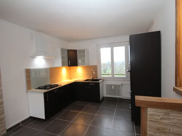 DECIZE, appartement rénové de type F3, 