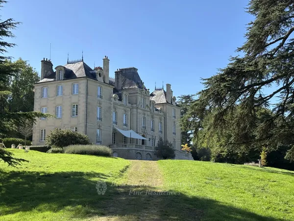 A 1h30 de Paris par TGV - Exceptionnel château des XVI -XVIIIe et XIXe siècle inscrit ISMH, avec 