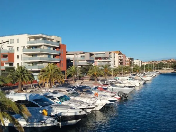 PORT FRÉJUS OUEST "Sympa Pied à terre 50m2 avec ascenseur 