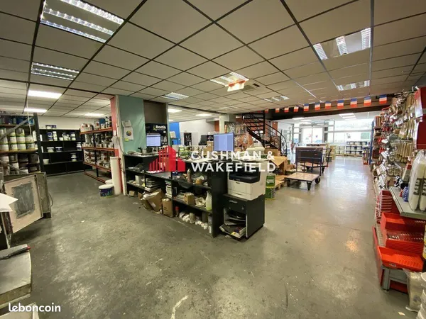 Local d'activité 583 m² 