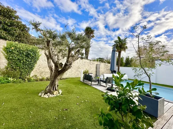 Splendide Propriété avec Piscine et Garage 