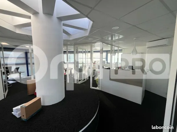 Bureau 180 m² 