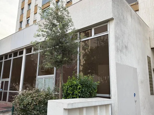 Local d'activité 776 m² 