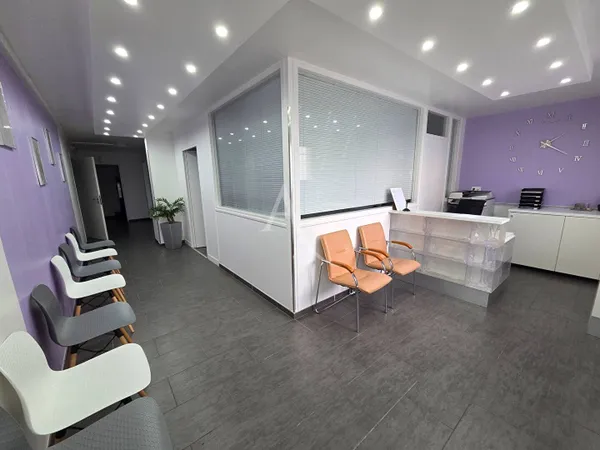 Local professionnel 83 m² 