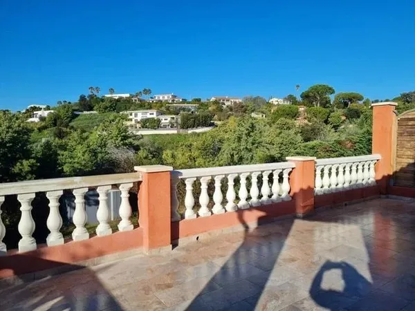 Deux pièces vide de 55m² avec terrasse de 45m² et parking, dans une copropriété 