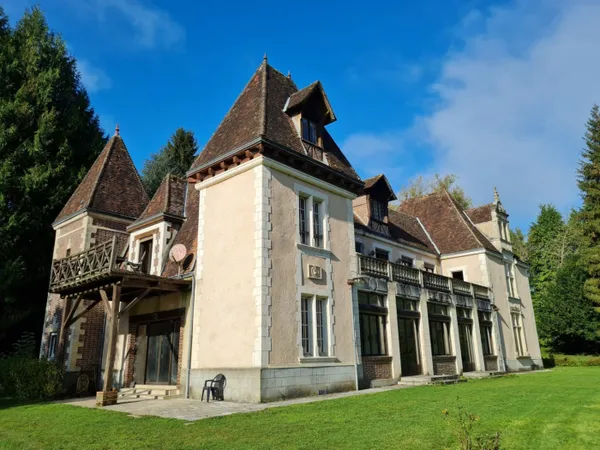 Château avec dépendances à renover 