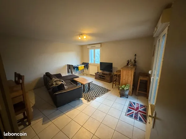 Annonce colocation - Chambre meublée dans T3 avec terrasse - Villeurbanne 