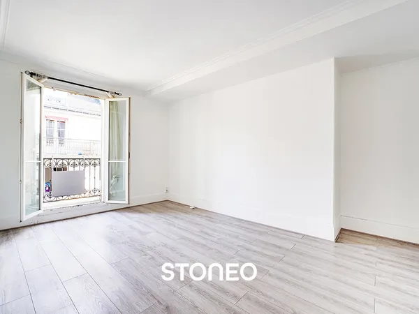 Studio lumineux avec balcon en étage élevé avec ascenseur 