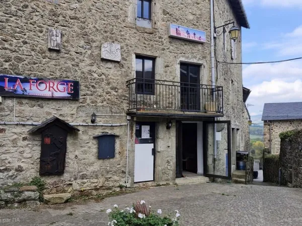 Maison de village avec restaurant et habitation 