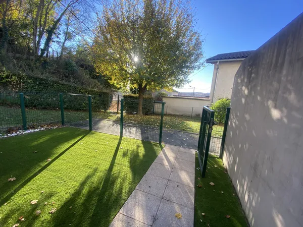 2MN EST VILLEFRANCHE (01) Duplex en rez-de-jardin avec garage 