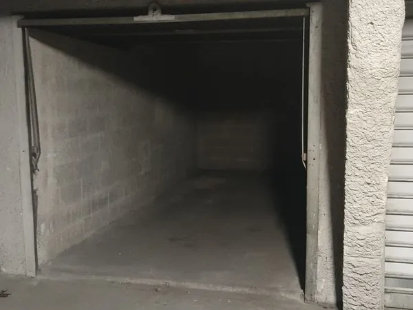 A louer : box de garage, boulevard national, 120e /mois 