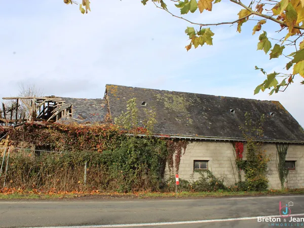 Bâtiments avec ancienne maison à Ernée 