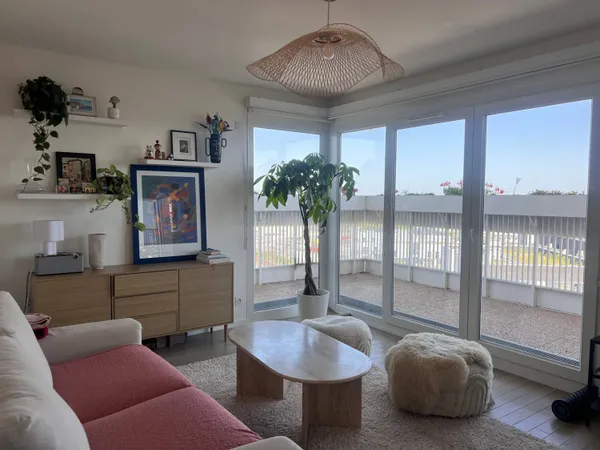 T2, 43m², meublé avec grand balcon, vue dégagée - Résidence récente avec salle de sport 