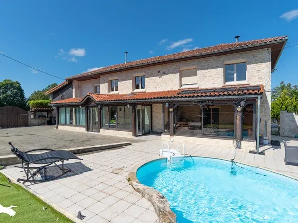 Maison en pierre de 8 pièces principales 