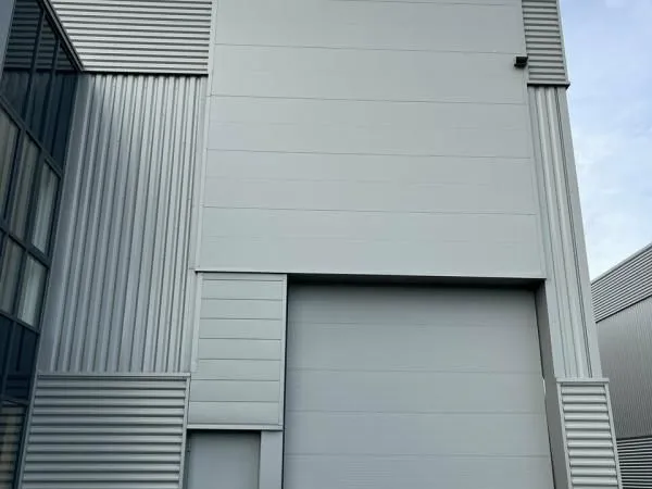 Local d'activité 783 m² 