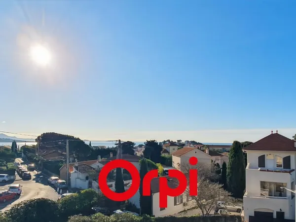 Duplex T3 rénové d'environ 76m² sur les hauteurs du centre ville de Bandol 