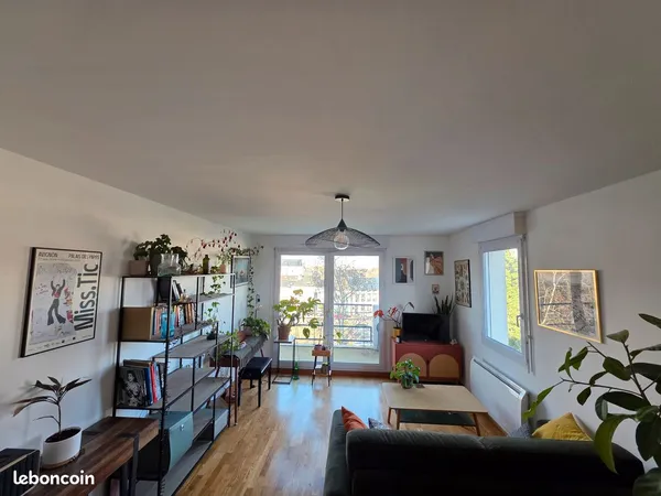 Appartement meublé avec balcon - 48 m² - Dernier étage avec ascenseur + place de parking privé 