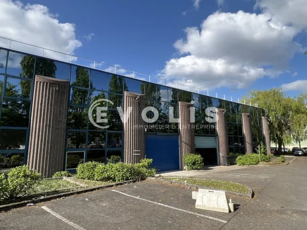 Local d'activité 781 m² 