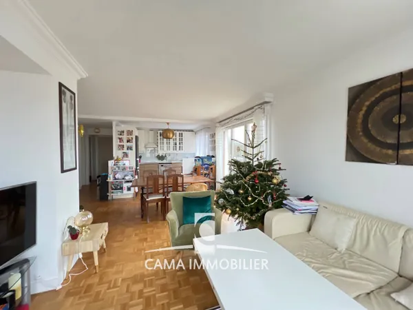 Très bel appartement au dernier étage avec terrasse et vue magnifique sur le chateau à deux pas 