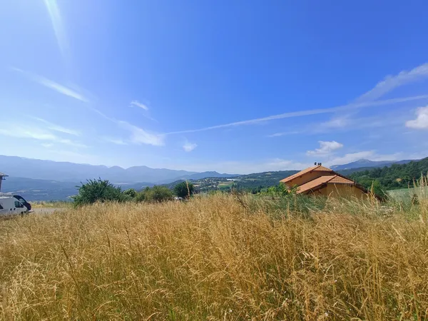 Terrain constructible viabilisé avec vue ! 