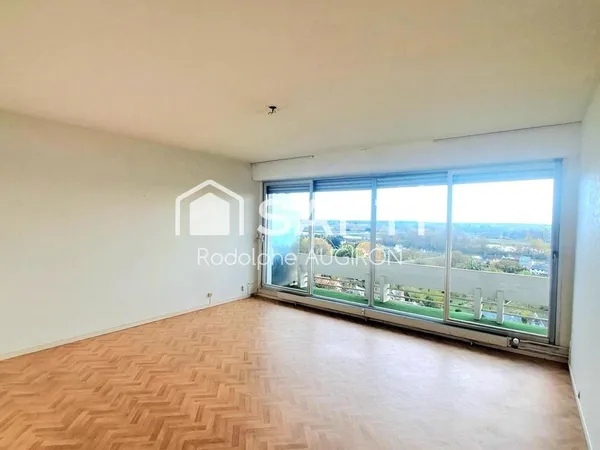 Bel appartement , deux chambres,avec vue sur la Loire et grand balcon 