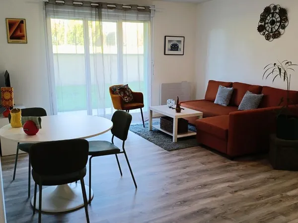 Appartement T2 entièrement rénové 48 m² avec terrasse, parking et meublé - Proche commerces 